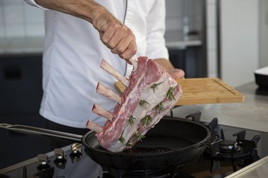 Mettere la carré di vitello nella casseruola.
