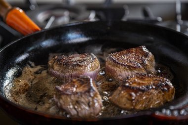 Vitello intorno al soffritto marrone.