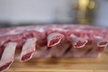 Togliere la carne di vitello dal frigorifero. 