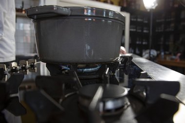 Mettere la pentola sul fuoco perché si scaldi.