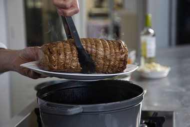Togliere la carne di vitello dalla casseruola.