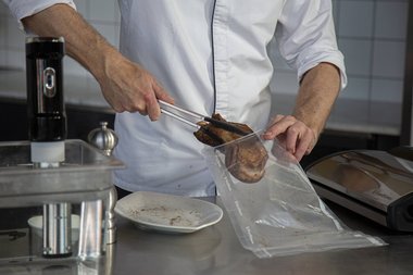 Metti la carne di vitello in un sacchetto sottovuoto.