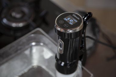 Portare l'acqua a 61°C servendosi dello stick per la cottura sottovuoto.