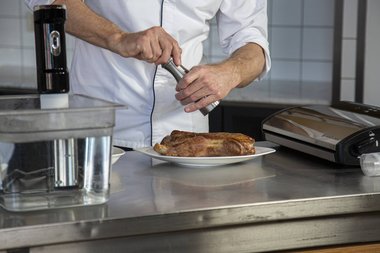Condisci il vitello con le erbe.
