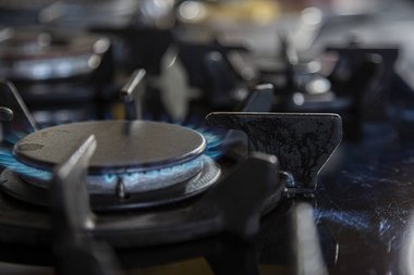 Portare la fiamma in posizione medio-bassa.