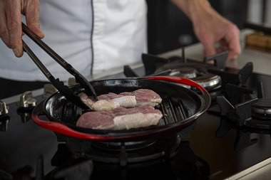 Disporre la carne di vitello sulla griglia.