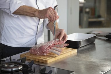 Praticare dei tagli della profondità di 3 cm con l'ausilio di un coltello sottile e affilato.