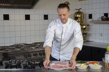 Togliere la carne arrosto di vitello dal frigorifero.
