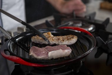 Dopo 1,5 minuti, ruotare la carne di vitello di un quarto di giro.