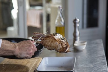 Togliere la carne di vitello dalla casseruola.