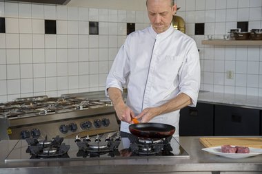 Prendere una padella.