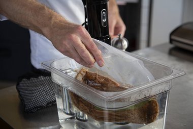 Disporre la carne di vitello sottovuoto nel bagno per la cottura sottovuoto.