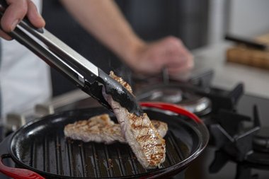 Dopo 1,5 minuti, ruotare la carne di vitello di un quarto di giro, fino a raggiungere una cottura media.