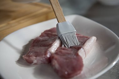 Ungere l'entrecôte con l’olio.