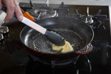 Spalmare il burro nella padella.